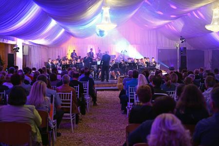 Nastopajoči in publika (Koncert Zimzelenih jun 2022)